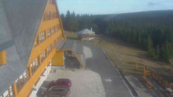 Parkoviště a hlavní vchod