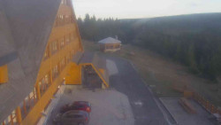 Parkoviště a hlavní vchod