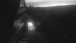 Parkoviště a hlavní vchod