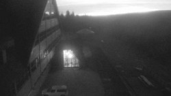 Parkoviště a hlavní vchod