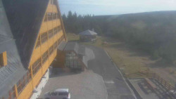 Parkoviště a hlavní vchod