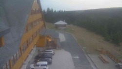 Parkoviště a hlavní vchod