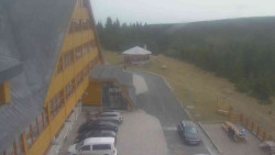 Parkoviště a hlavní vchod