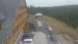 Parkoviště a hlavní vchod