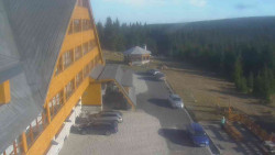 Parkoviště a hlavní vchod