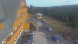 Parkoviště a hlavní vchod