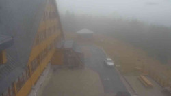 Parkoviště a hlavní vchod