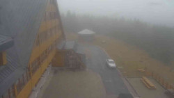 Parkoviště a hlavní vchod