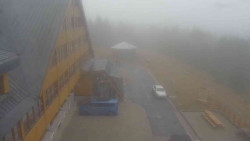 Parkoviště a hlavní vchod