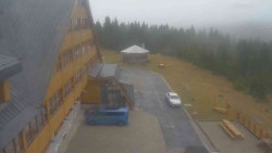 Parkoviště a hlavní vchod