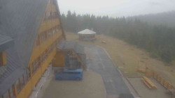 Parkoviště a hlavní vchod