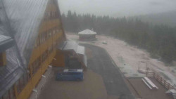 Parkoviště a hlavní vchod