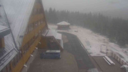 Parkoviště a hlavní vchod