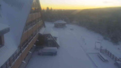 Parkoviště a hlavní vchod