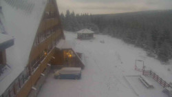 Parkoviště a hlavní vchod