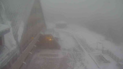 Parkoviště a hlavní vchod