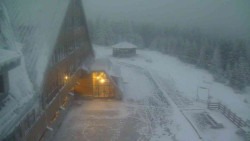 Parkoviště a hlavní vchod