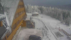 Parkoviště a hlavní vchod