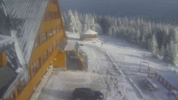 Parkoviště a hlavní vchod