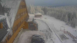 Parkoviště a hlavní vchod