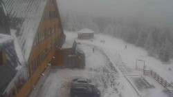 Parkoviště a hlavní vchod