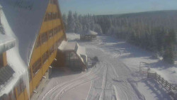 Parkoviště a hlavní vchod