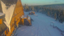 Parkoviště a hlavní vchod