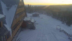 Parkoviště a hlavní vchod