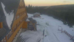 Parkoviště a hlavní vchod