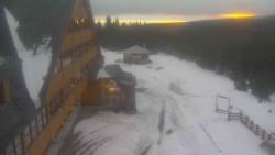 Parkoviště a hlavní vchod