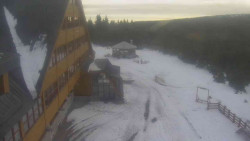 Parkoviště a hlavní vchod