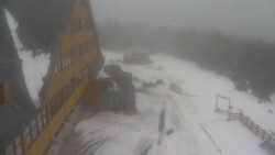 Parkoviště a hlavní vchod