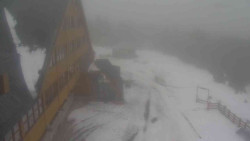 Parkoviště a hlavní vchod