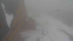 Parkoviště a hlavní vchod