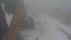 Parkoviště a hlavní vchod