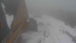 Parkoviště a hlavní vchod