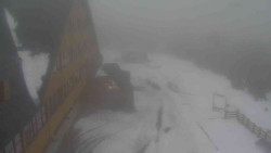 Parkoviště a hlavní vchod