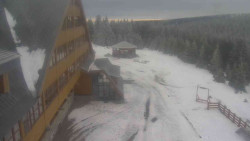 Parkoviště a hlavní vchod