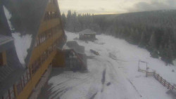 Parkoviště a hlavní vchod