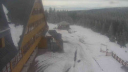 Parkoviště a hlavní vchod