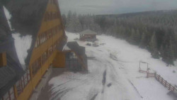 Parkoviště a hlavní vchod