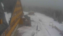 Parkoviště a hlavní vchod