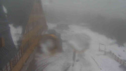 Parkoviště a hlavní vchod