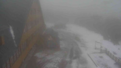 Parkoviště a hlavní vchod