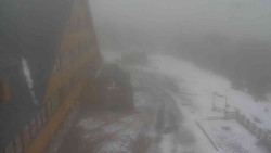 Parkoviště a hlavní vchod