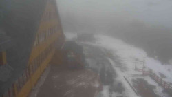 Parkoviště a hlavní vchod