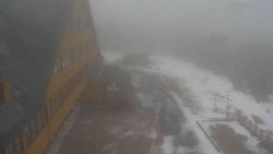 Parkoviště a hlavní vchod