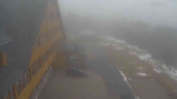 Parkoviště a hlavní vchod