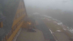 Parkoviště a hlavní vchod