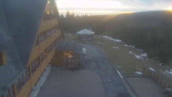 Parkoviště a hlavní vchod